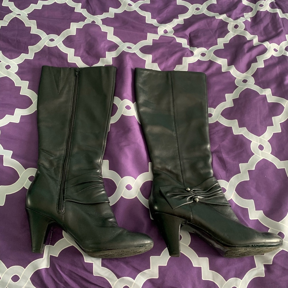 Size 10 black boots from Naturalizer!